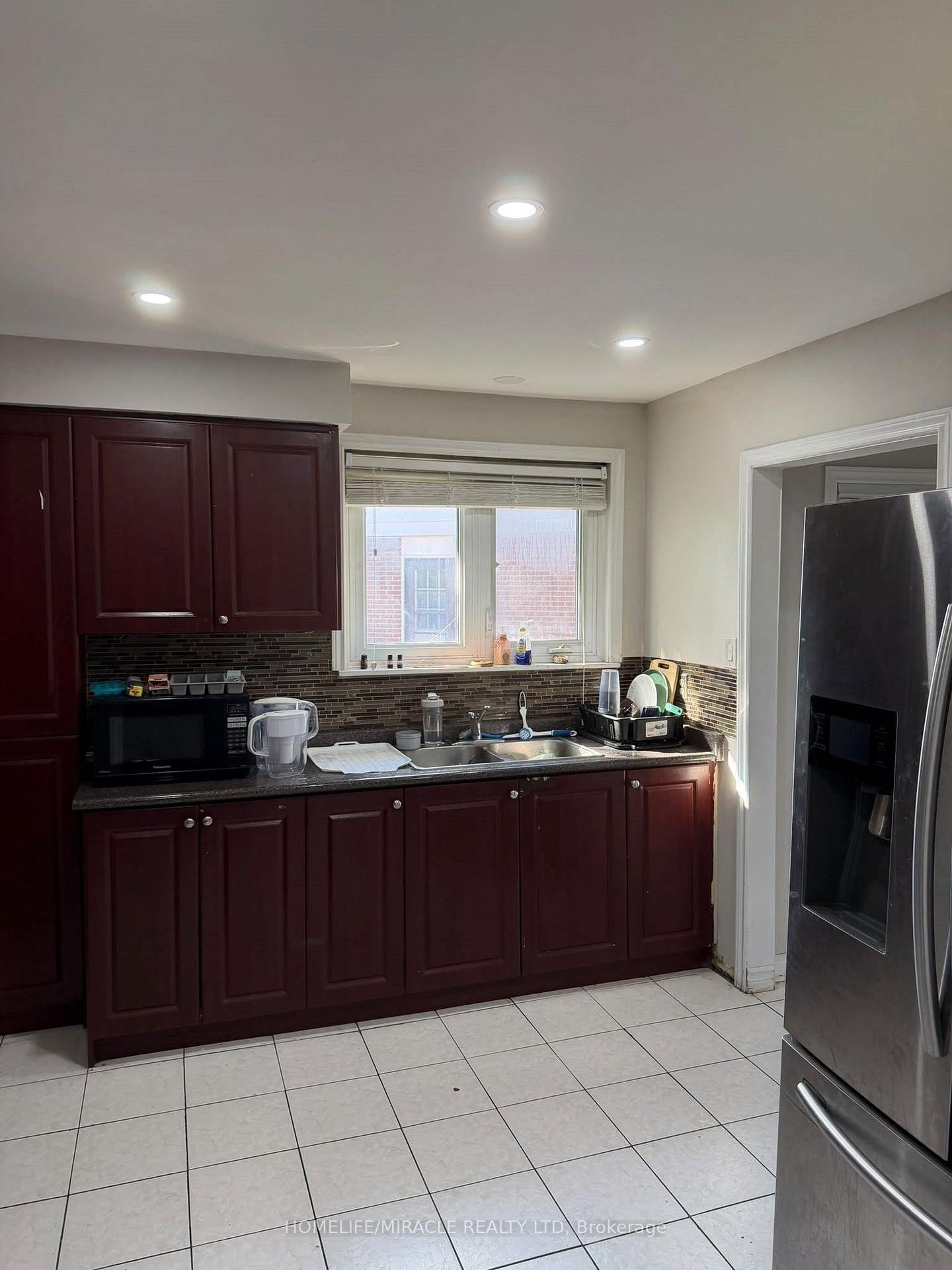 Photo 3 of 25 Four Leaf Drive, Etobicoke, West Humber-Clairville — HOMEH