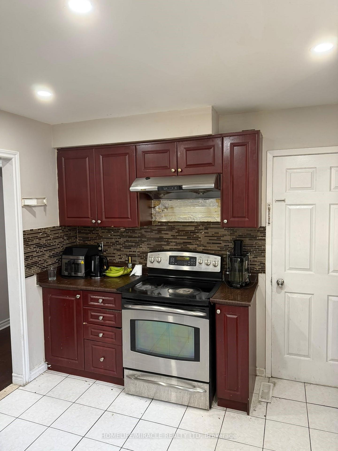 Photo 4 of 25 Four Leaf Drive, Etobicoke, West Humber-Clairville — HOMEH