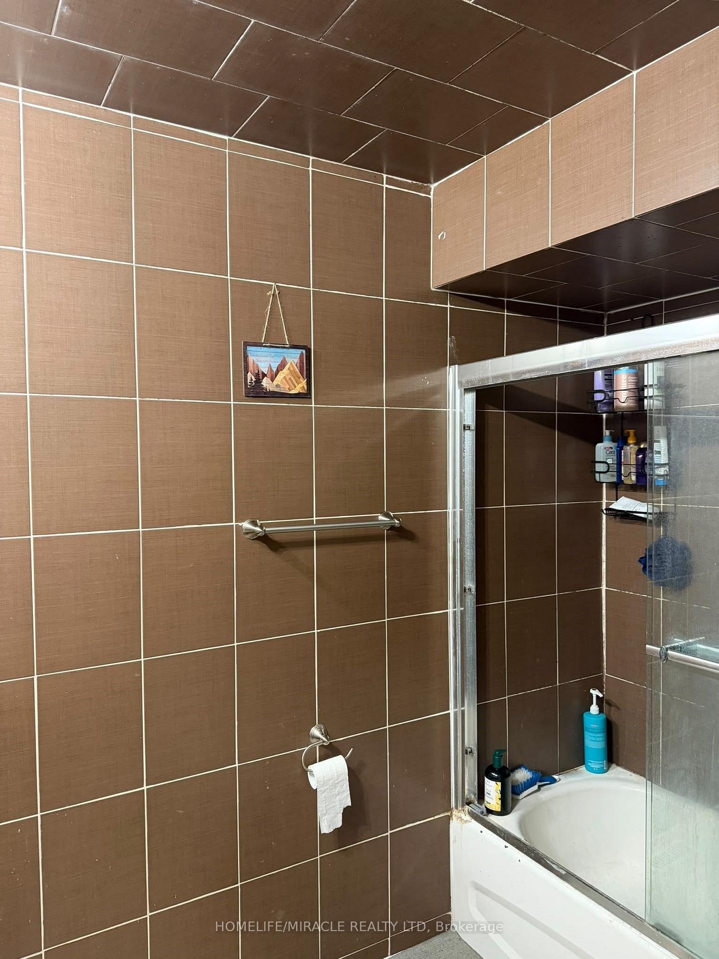 Photo 12 of 25 Four Leaf Drive, Etobicoke, West Humber-Clairville — HOMEH