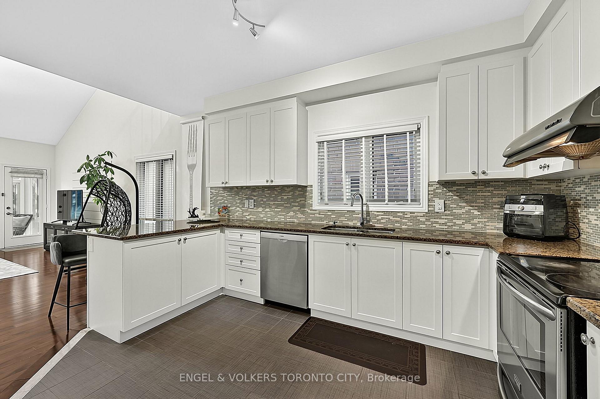 Photo 12 of 249 Sandale Road, Whitchurch-Stouffville, Stouffville — HOMEH