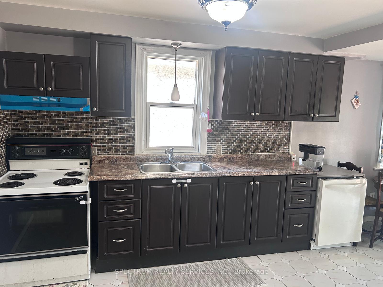 Photo 3 of 37 Hope Avenue, Hamilton, Crown Point — HOMEH
