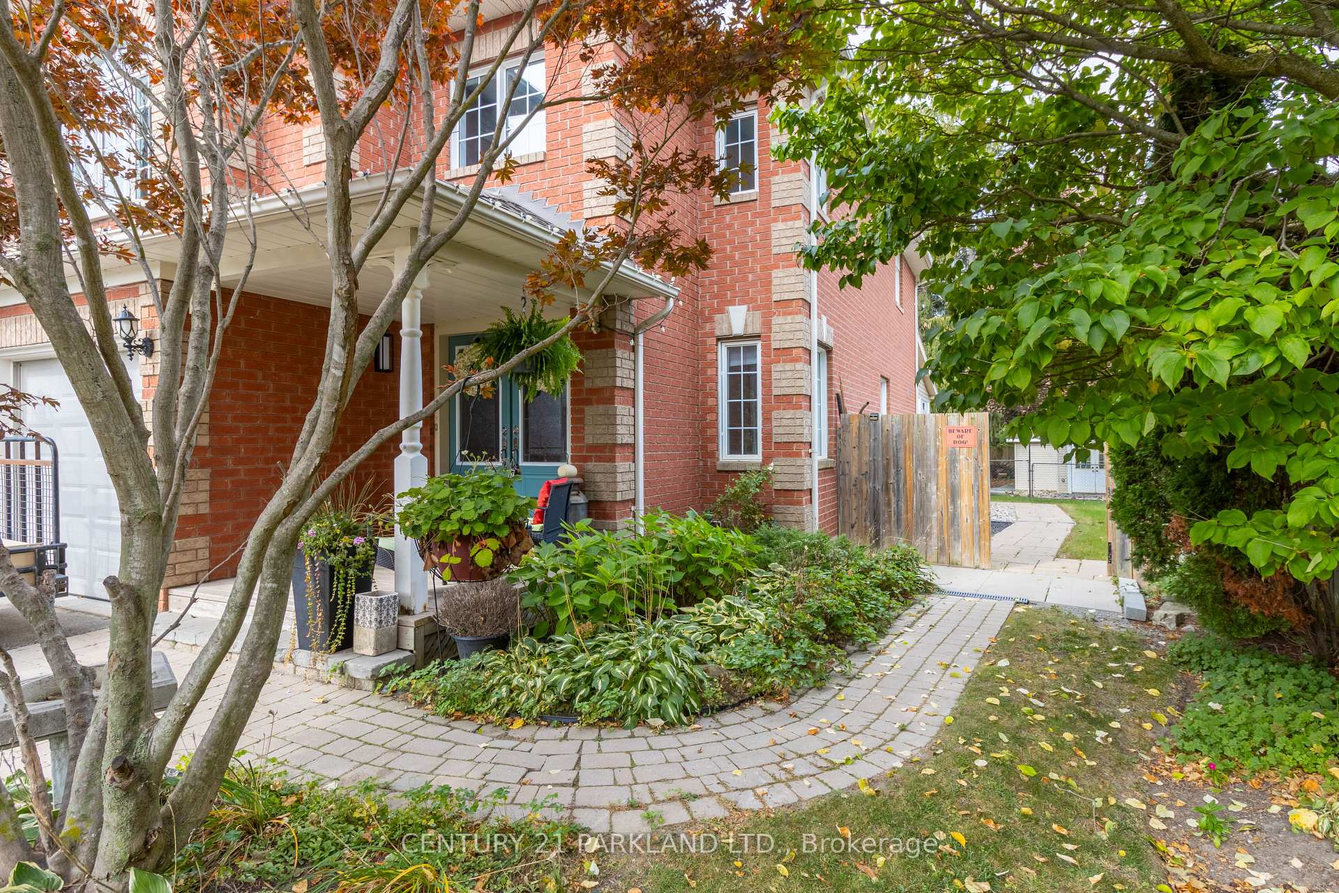 Photo 2 of 18 Napier Court, Whitby, Brooklin — HOMEH