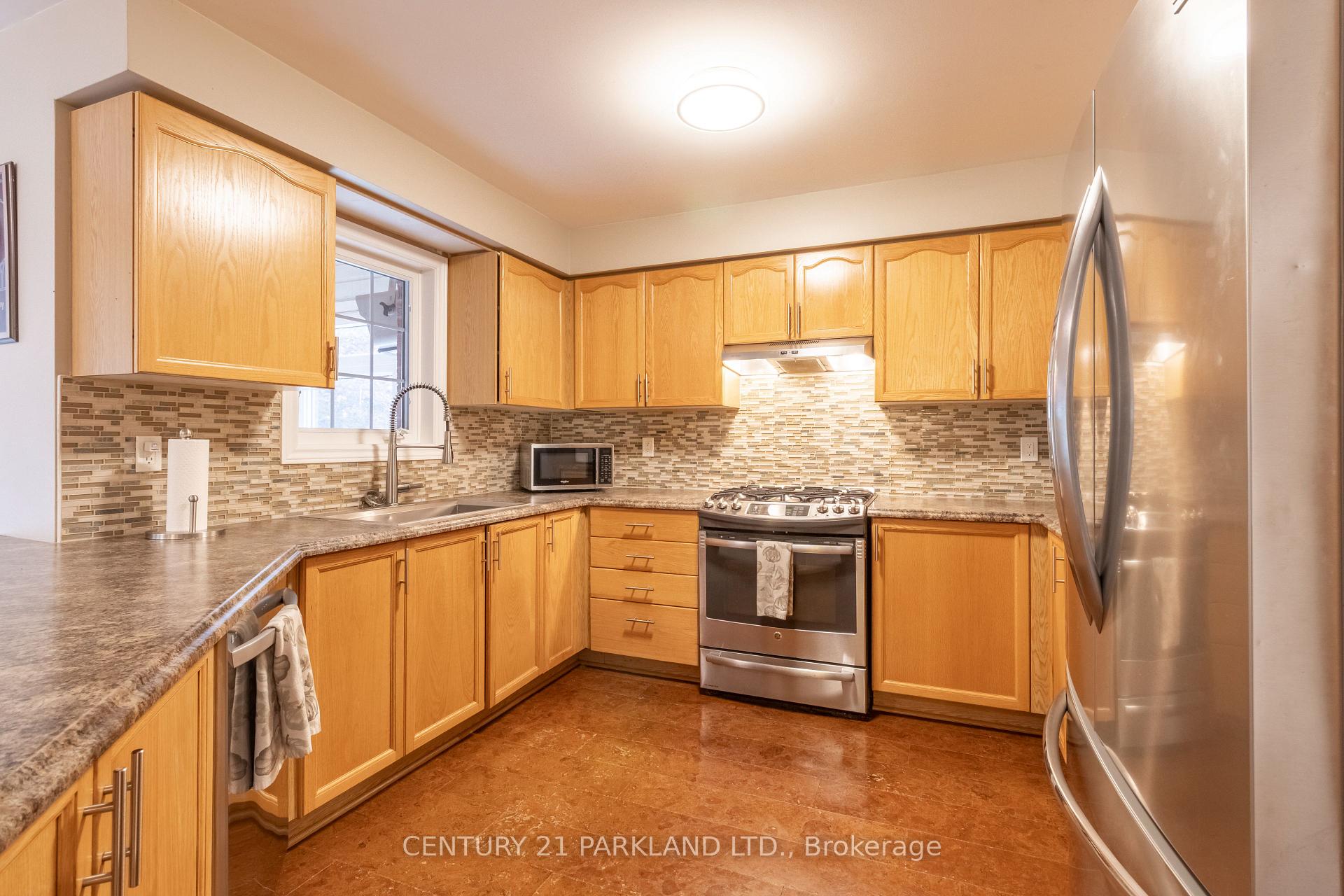 Photo 14 of 18 Napier Court, Whitby, Brooklin — HOMEH