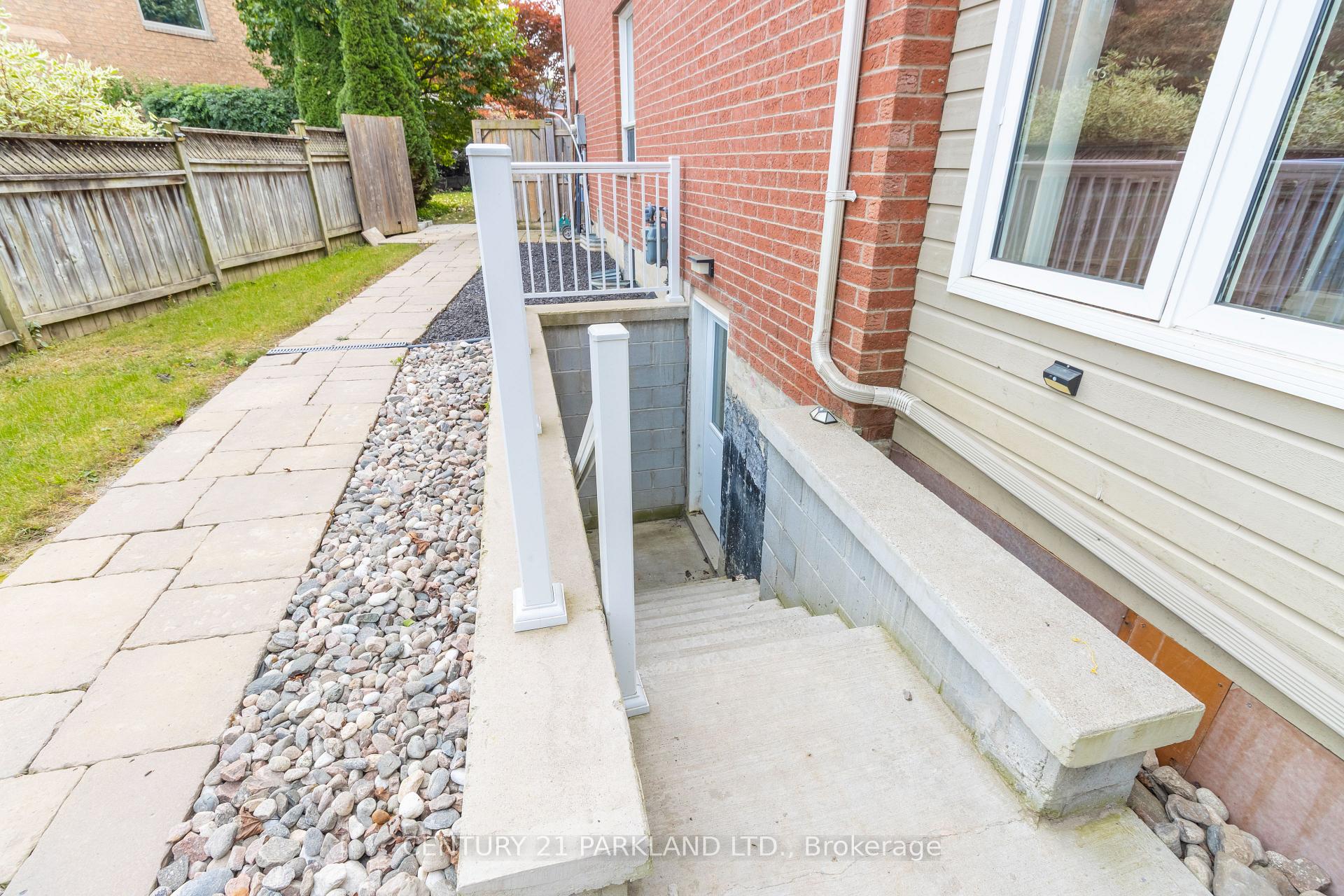 Photo 38 of 18 Napier Court, Whitby, Brooklin — HOMEH