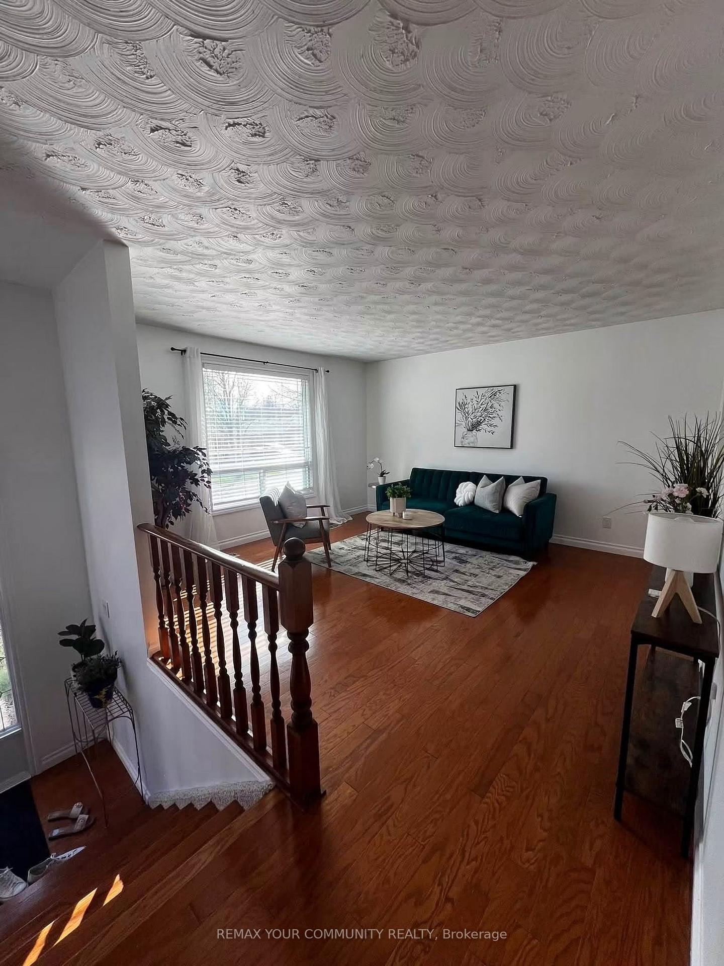 Photo 2 of 34 Beaver Crescent, Brantford, Lynden Hills — HOMEH