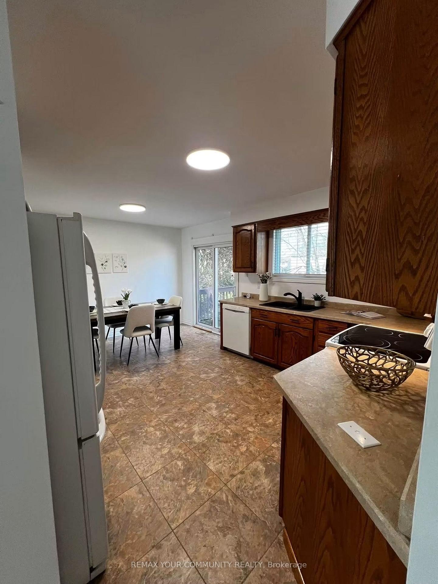 Photo 3 of 34 Beaver Crescent, Brantford, Lynden Hills — HOMEH