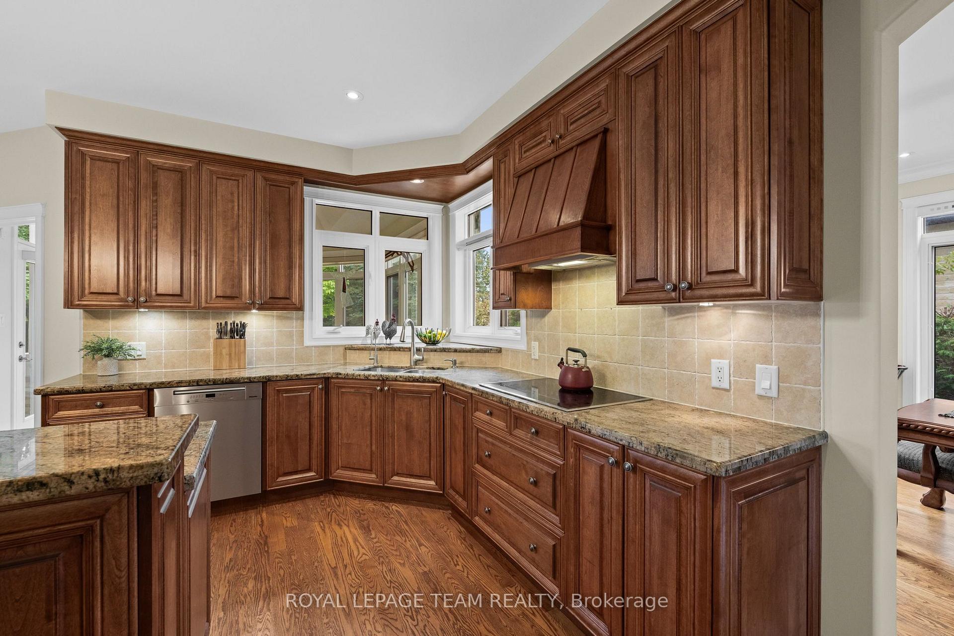 Photo 15 of 418 Lockmaster Crescent, Ottawa, Manotick Village & Manotick Estates — HOMEH