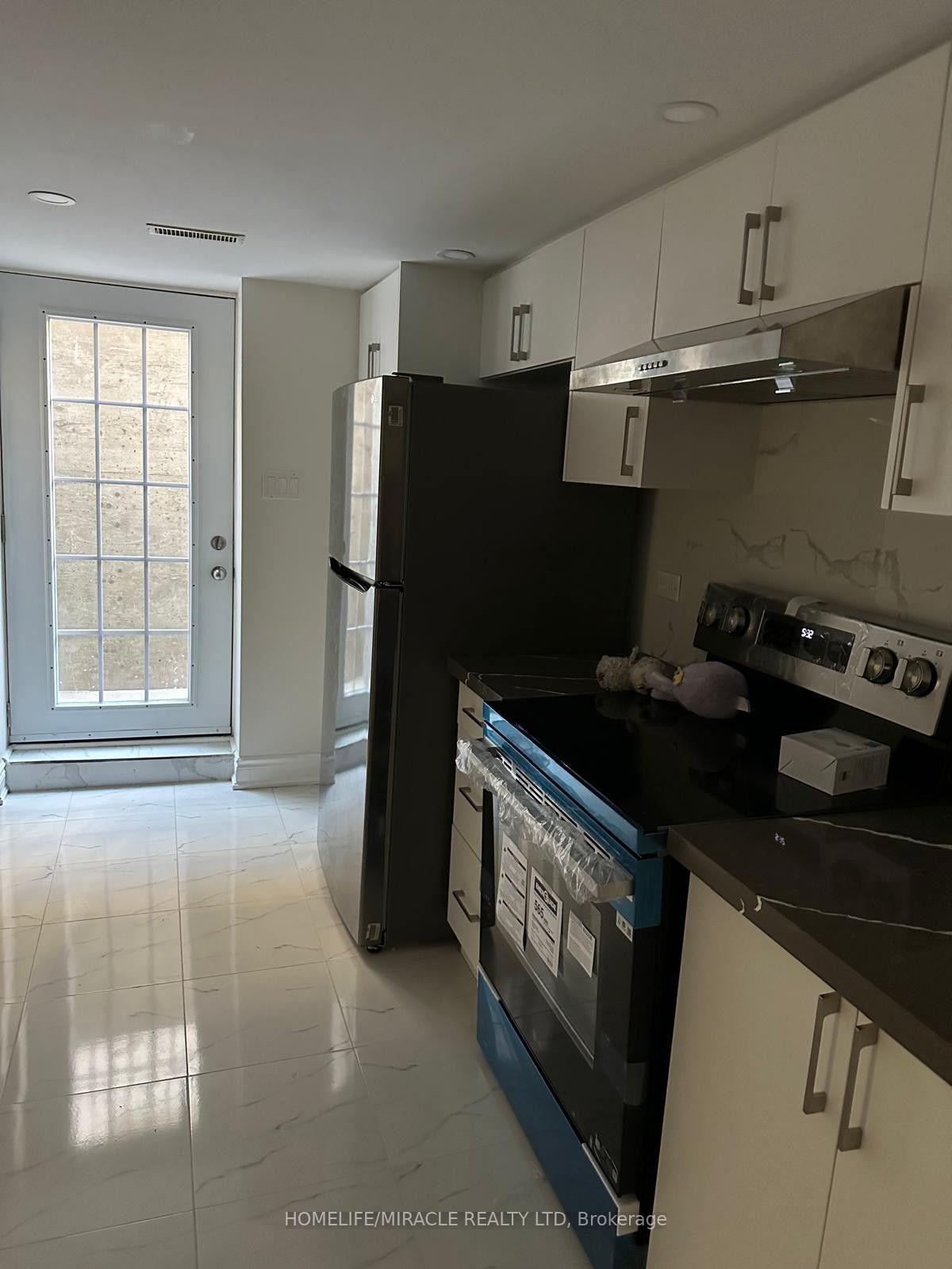 Photo 3 of 20 Arran Crescent, Vaughan, West Woodbridge — HOMEH