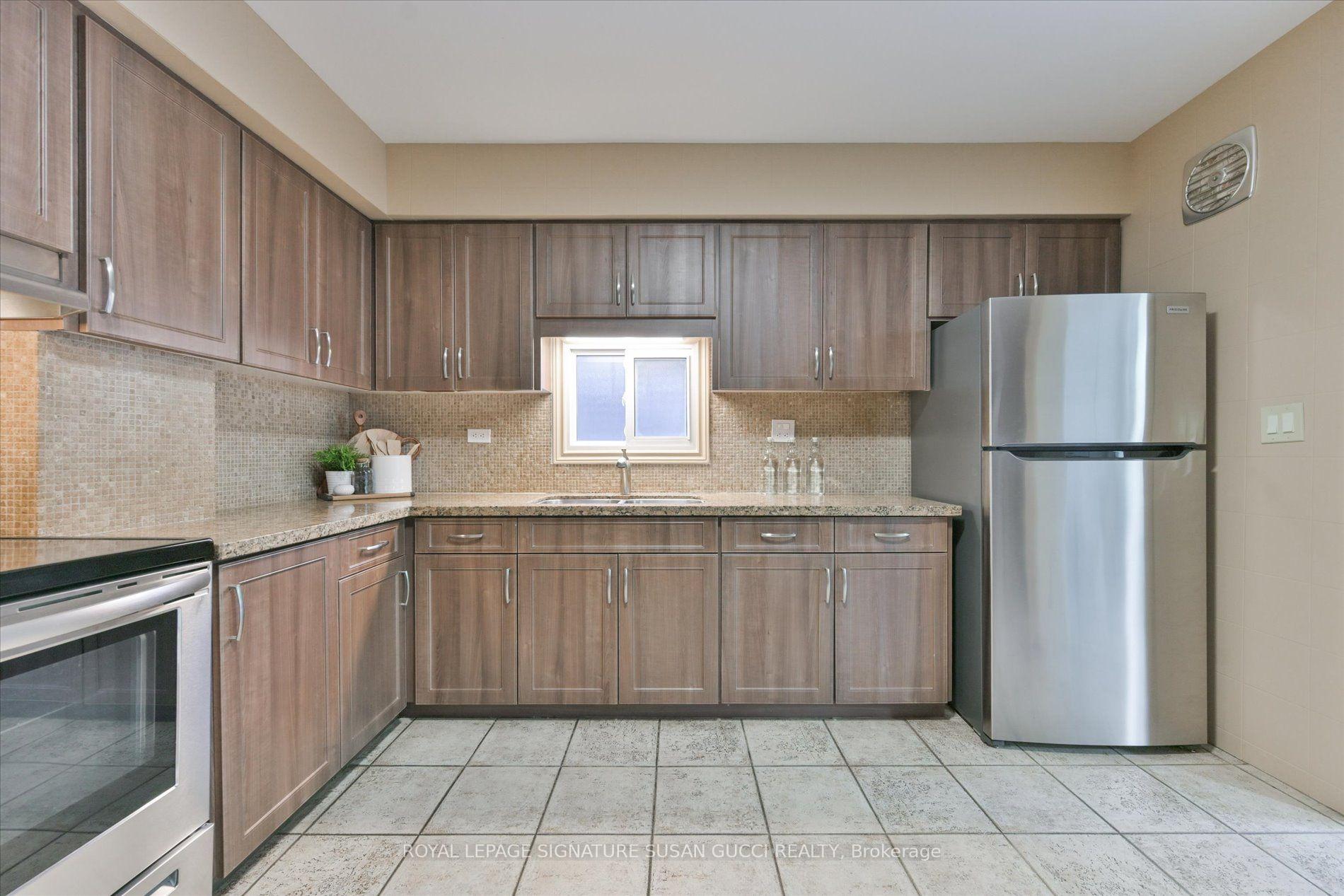 Photo 10 of 725 Sammon Avenue, Toronto, Danforth Village-East York — HOMEH