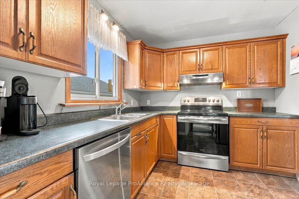 Photo 8 of 4 Bogart Crescent, Belleville, Belleville Ward — HOMEH
