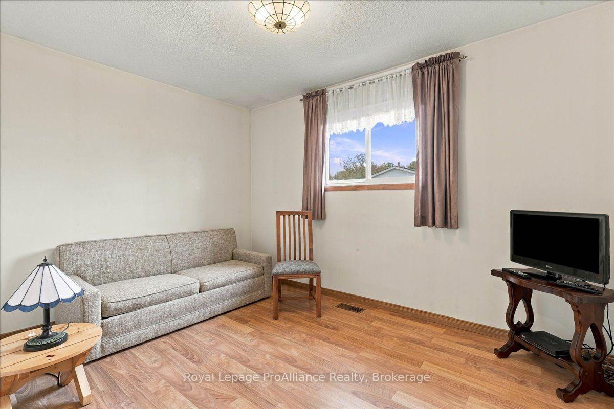 Photo 14 of 4 Bogart Crescent, Belleville, Belleville Ward — HOMEH