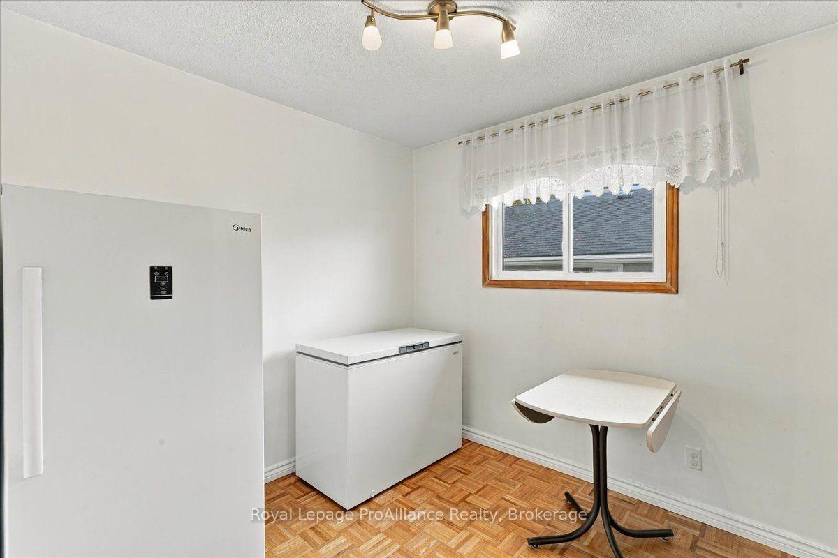 Photo 17 of 4 Bogart Crescent, Belleville, Belleville Ward — HOMEH