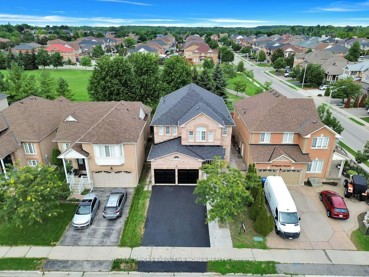 Photo 2 of 122 Pappain Crescent, Brampton, Snelgrove — HOMEH