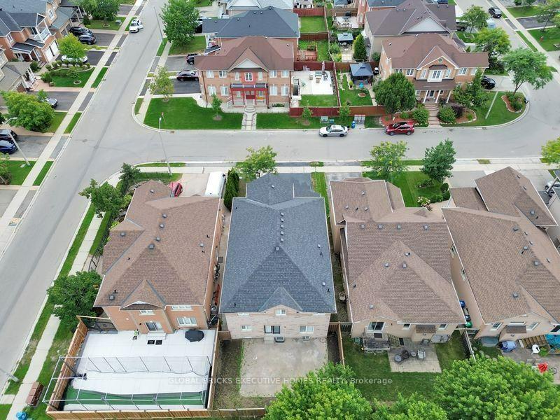 Photo 4 of 122 Pappain Crescent, Brampton, Snelgrove — HOMEH