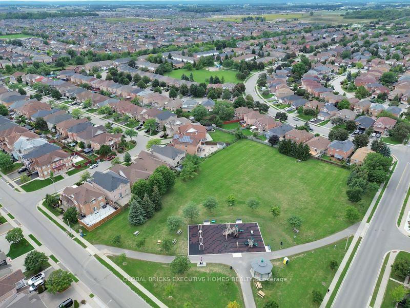 Photo 5 of 122 Pappain Crescent, Brampton, Snelgrove — HOMEH
