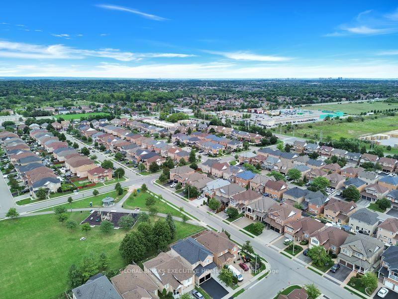Photo 6 of 122 Pappain Crescent, Brampton, Snelgrove — HOMEH