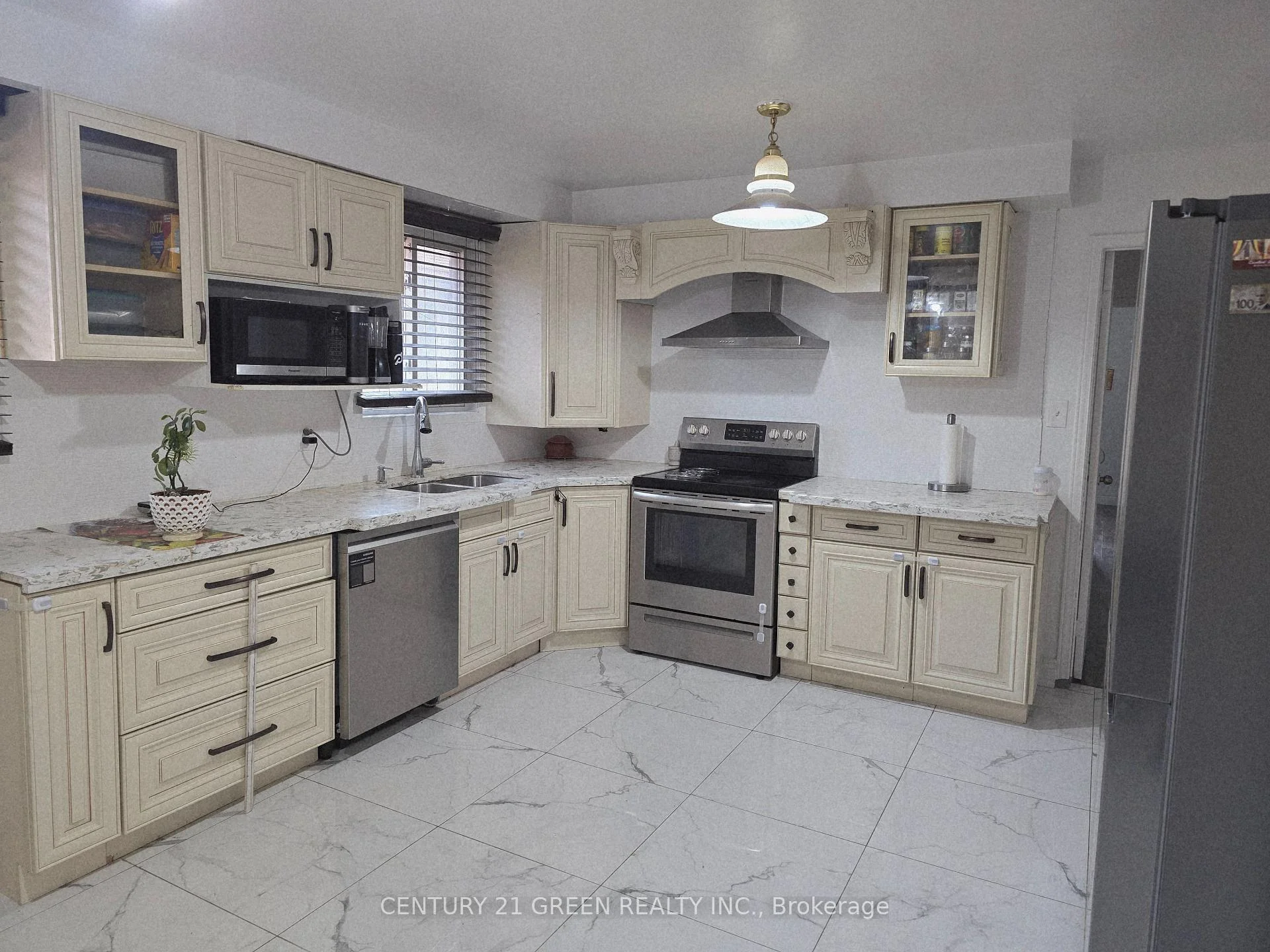 Photo 13 of 18 Curtis Drive, Brampton, Brampton South — HOMEH