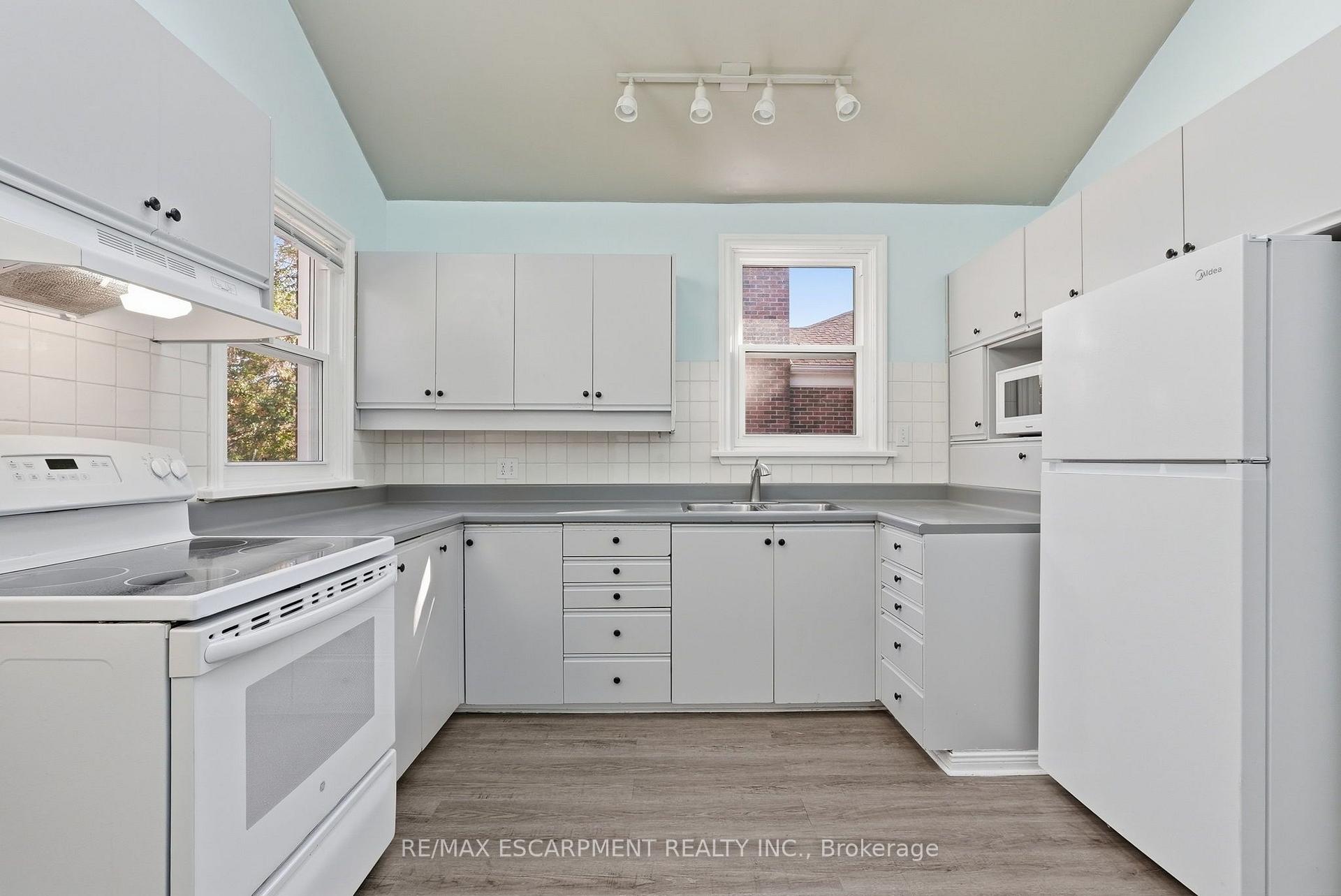 Photo 10 of 7 Sheldon Street, Hamilton, Dundas — HOMEH