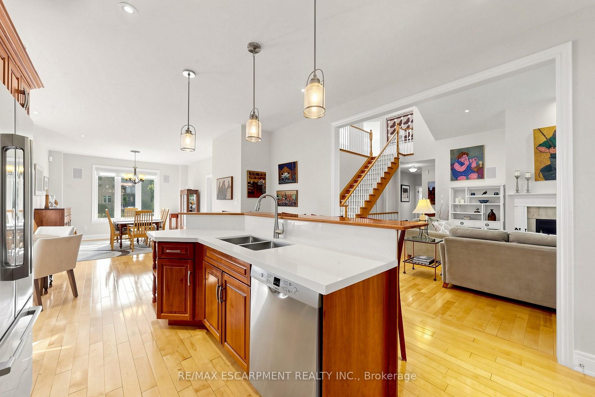 Photo 10 of 118 Foxridge Drive, Hamilton, Ancaster — HOMEH