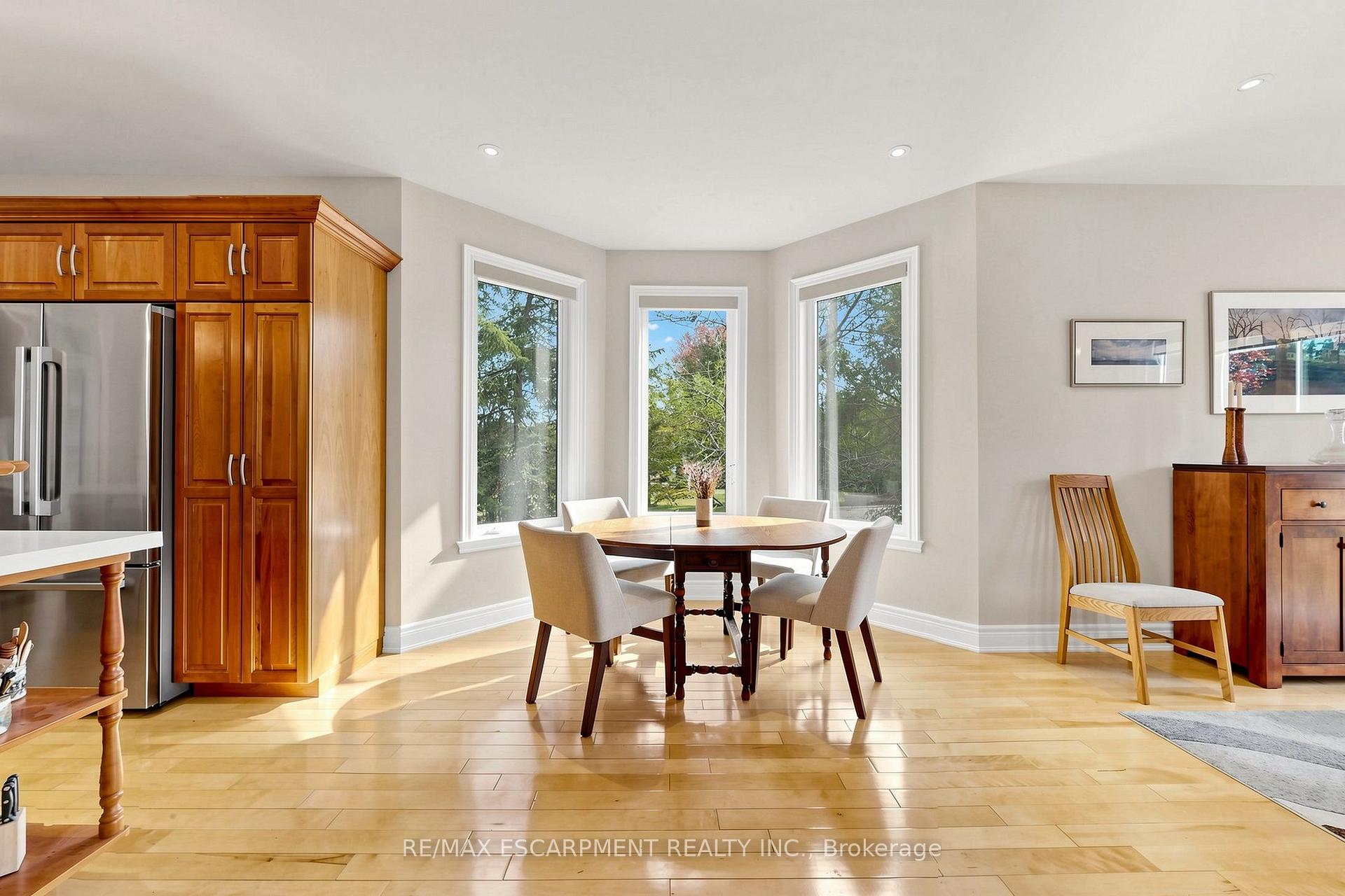 Photo 11 of 118 Foxridge Drive, Hamilton, Ancaster — HOMEH