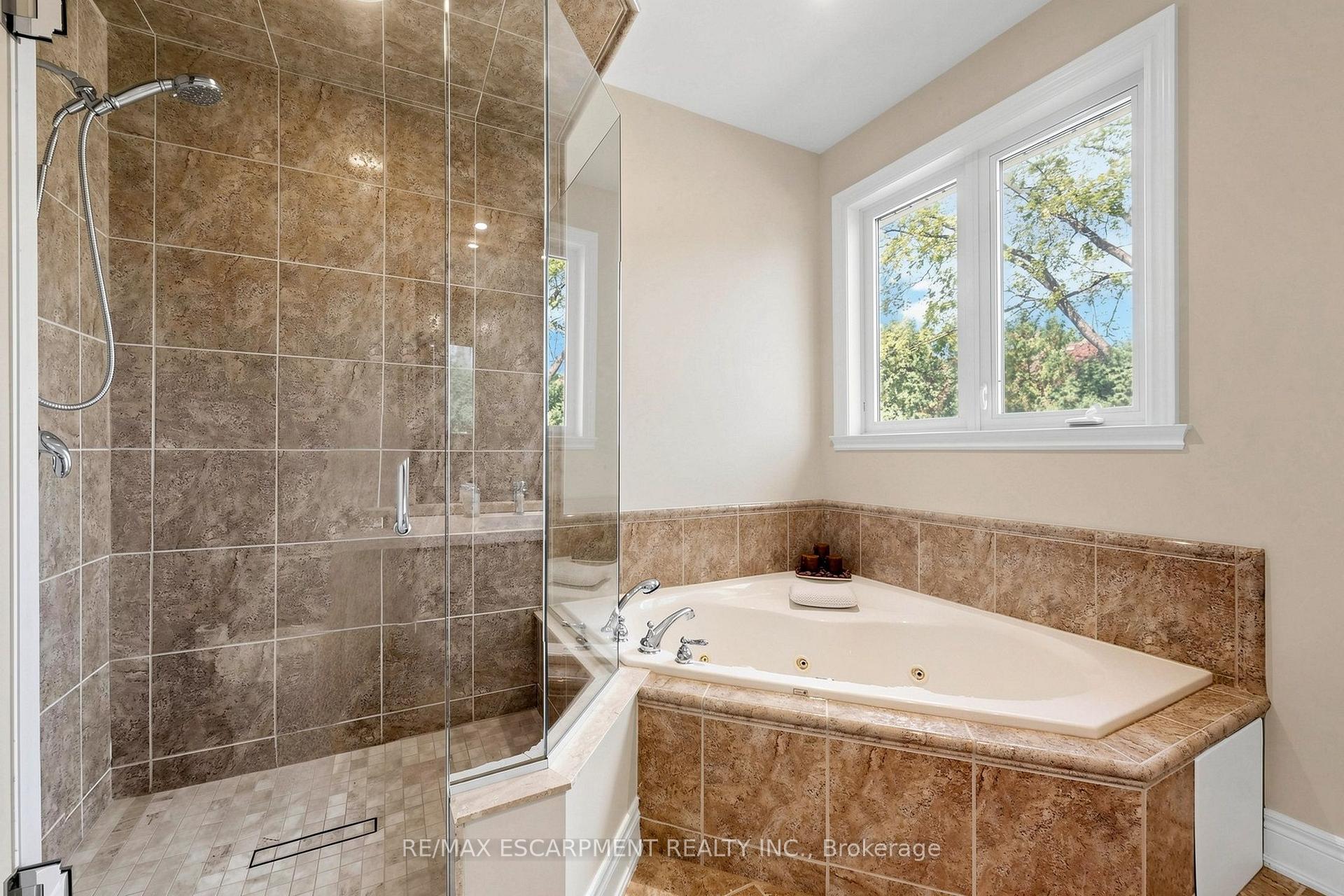 Photo 16 of 118 Foxridge Drive, Hamilton, Ancaster — HOMEH