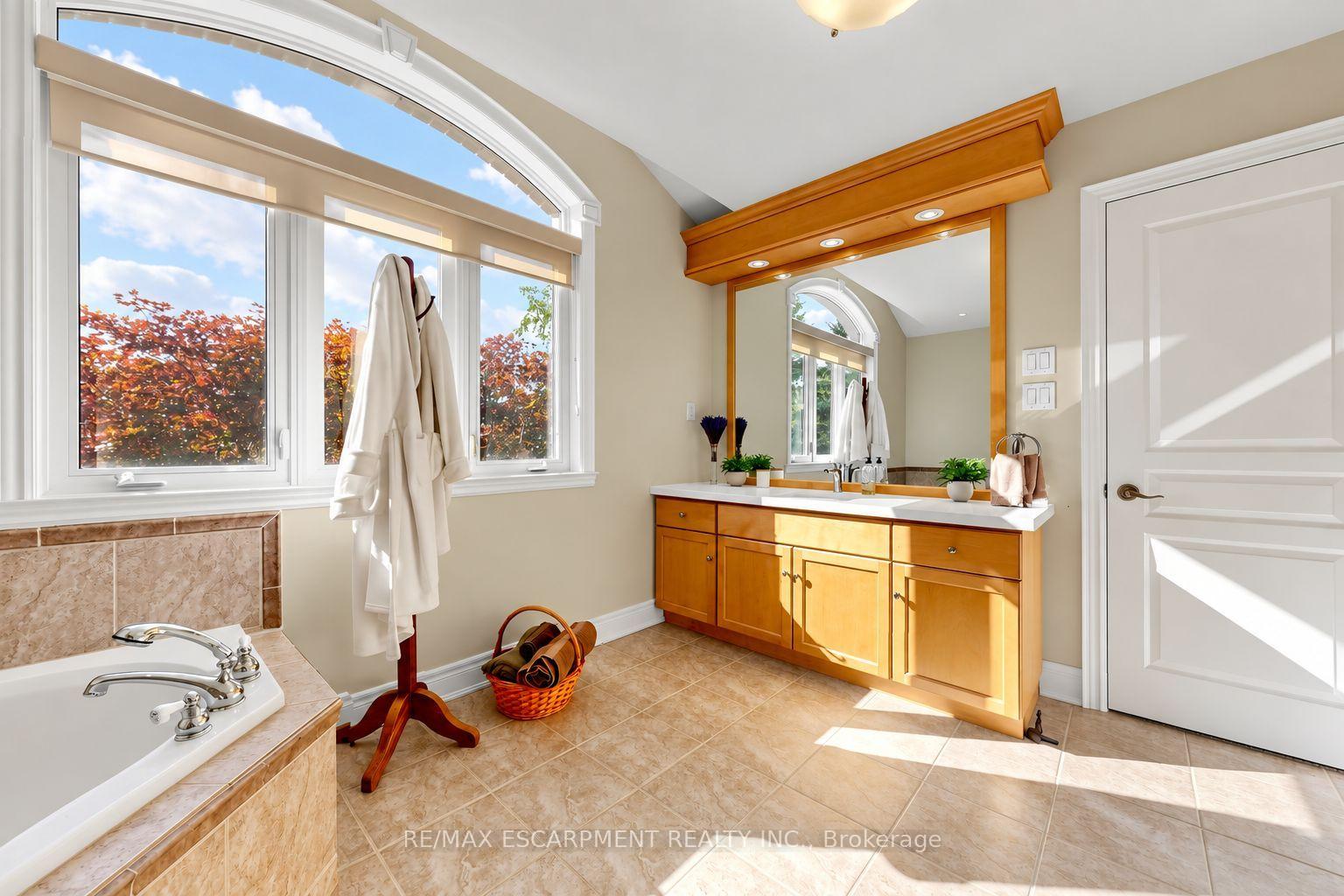 Photo 33 of 118 Foxridge Drive, Hamilton, Ancaster — HOMEH