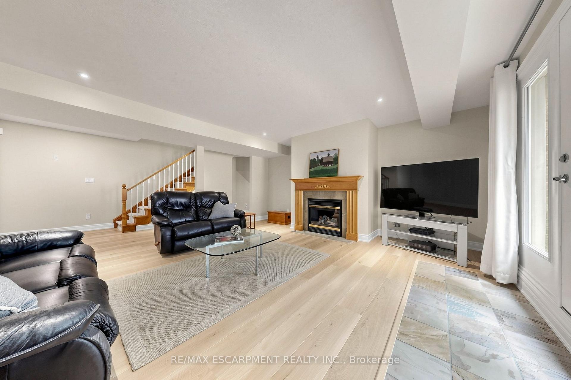 Photo 35 of 118 Foxridge Drive, Hamilton, Ancaster — HOMEH