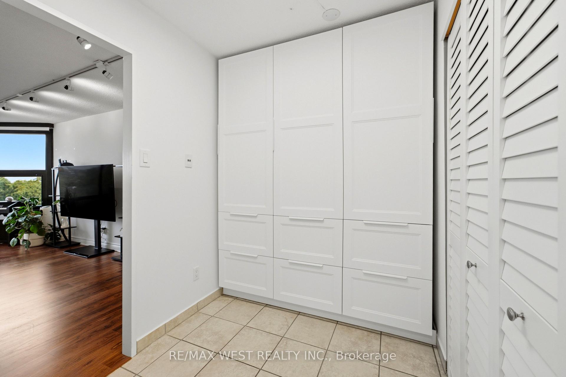 Photo 9 of Unit 504, 1300 Bloor Street, Mississauga, Applewood — HOMEH