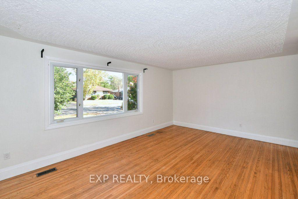 Photo 7 of 923 Northminster Avenue, Peterborough, Northcrest Ward 5 — HOMEH