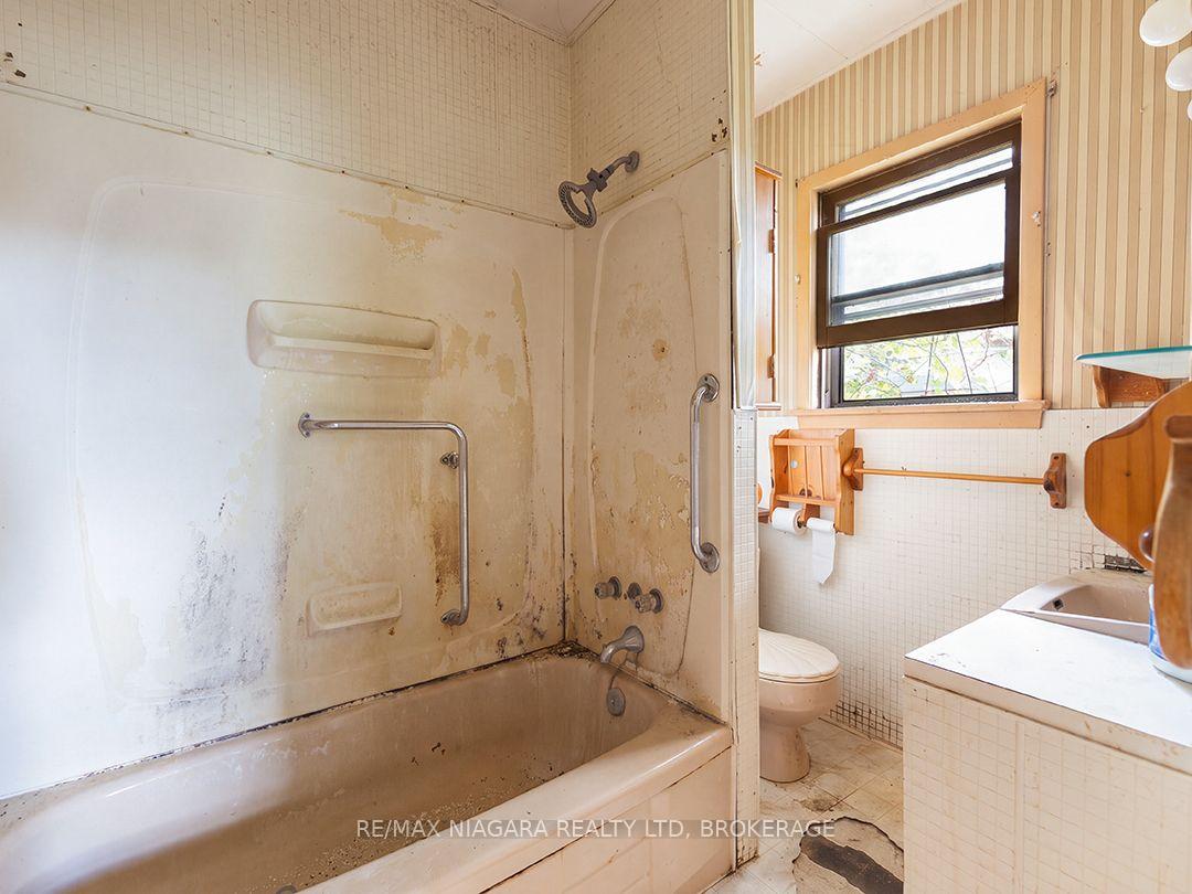 Photo 11 of 244 Charlotte Street, Port Colborne, Sugarloaf — HOMEH