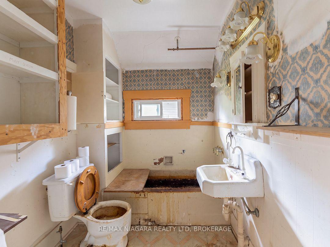 Photo 12 of 244 Charlotte Street, Port Colborne, Sugarloaf — HOMEH