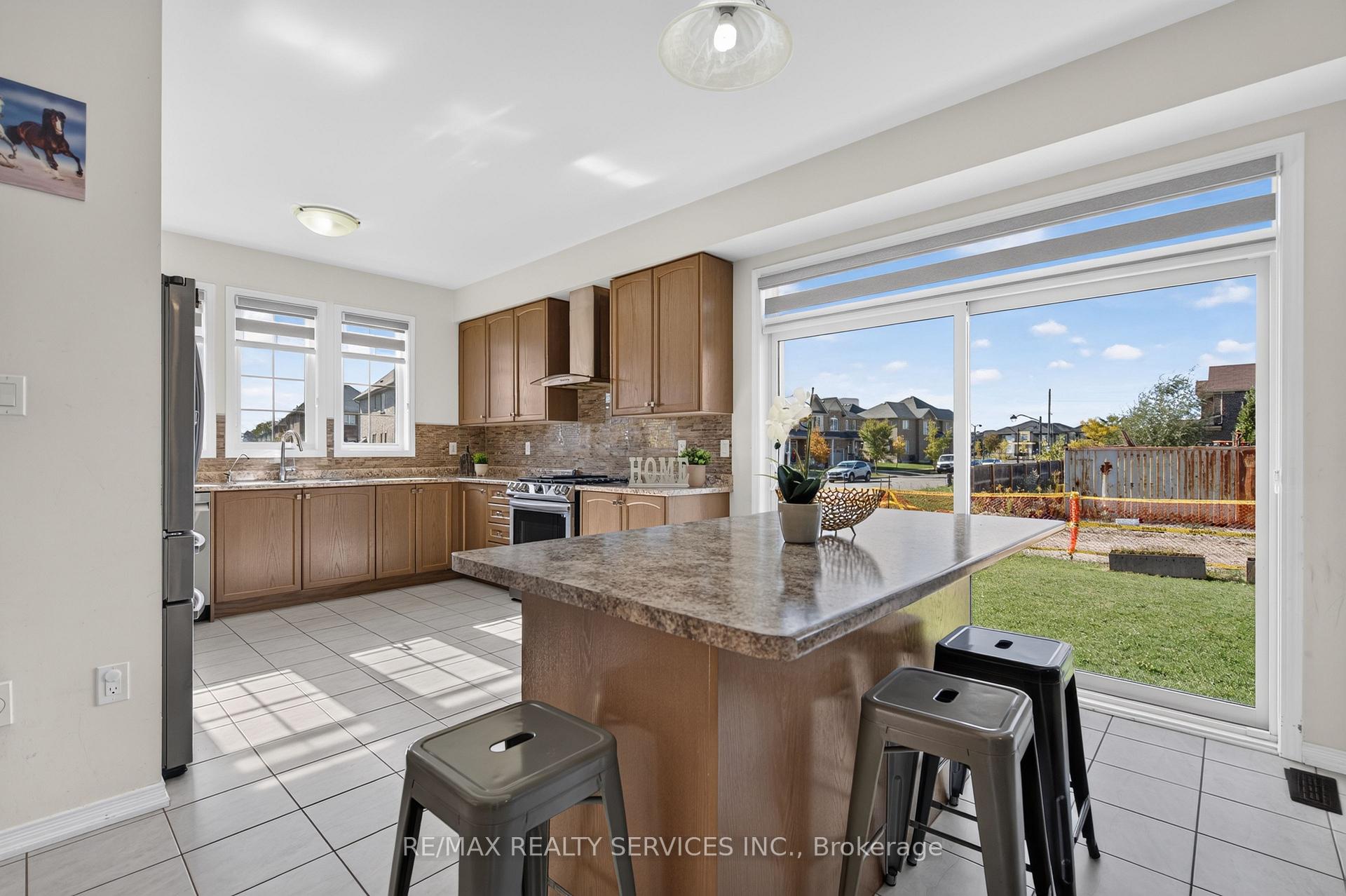 Photo 8 of 10 Munro Circle, Brantford, Empire South — HOMEH