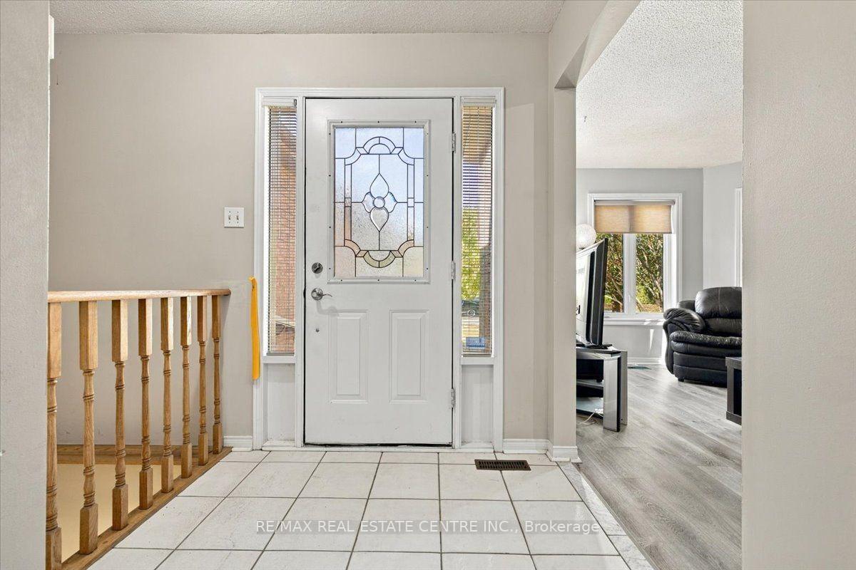 Photo 5 of 22 Birchway Place, Halton Hills, Acton — HOMEH