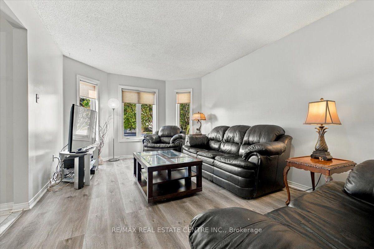 Photo 8 of 22 Birchway Place, Halton Hills, Acton — HOMEH