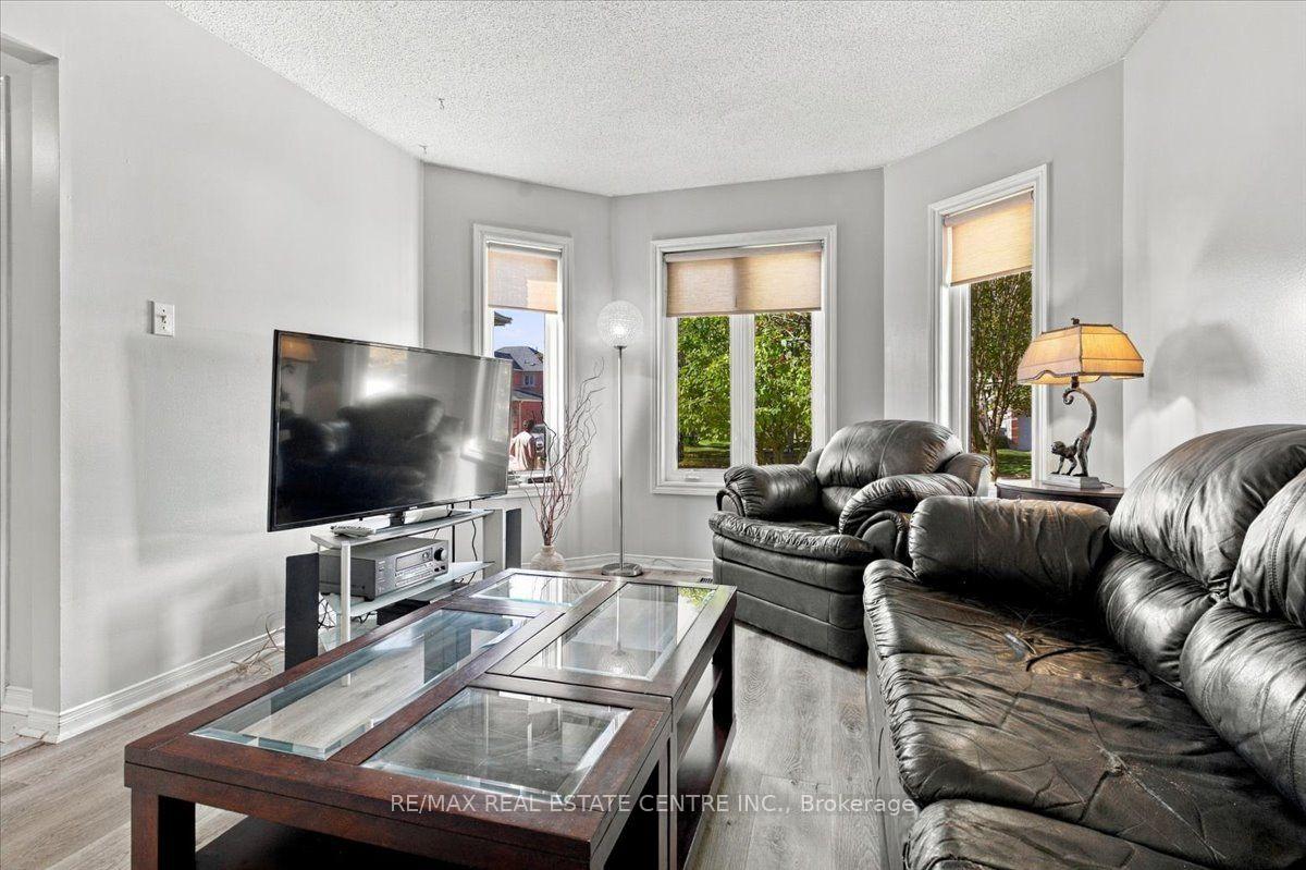Photo 10 of 22 Birchway Place, Halton Hills, Acton — HOMEH