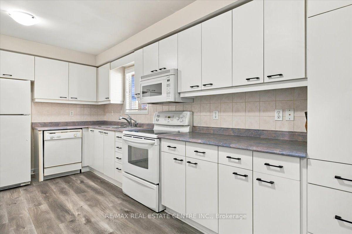 Photo 14 of 22 Birchway Place, Halton Hills, Acton — HOMEH