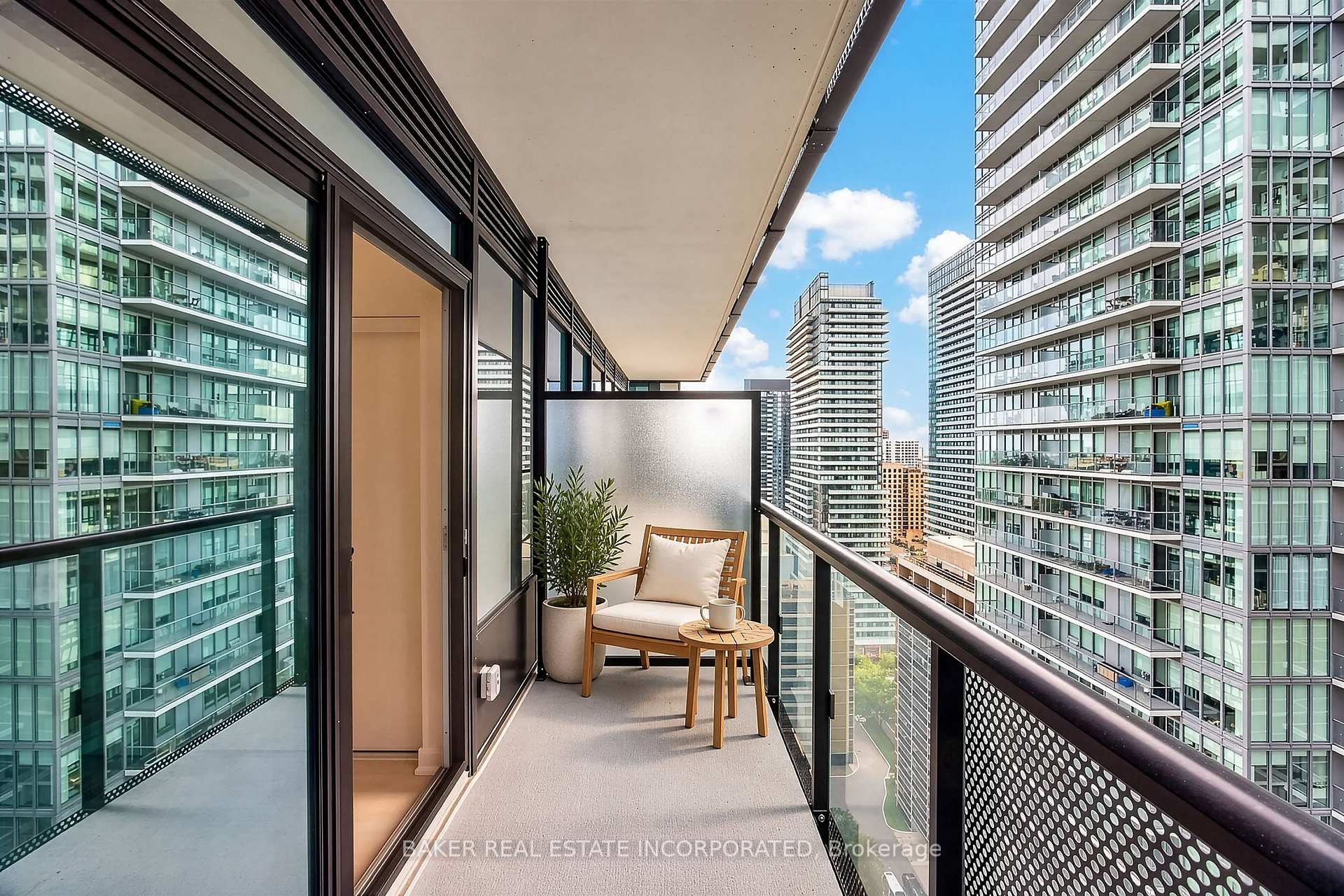 Photo 3 of Unit 2303, 117 Broadway Avenue, Toronto, Mount Pleasant West — HOMEH