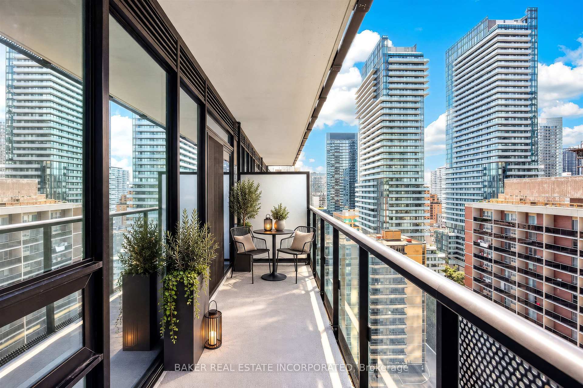 Photo 4 of Unit 1705, 127 Broadway Avenue, Toronto, Mount Pleasant West — HOMEH