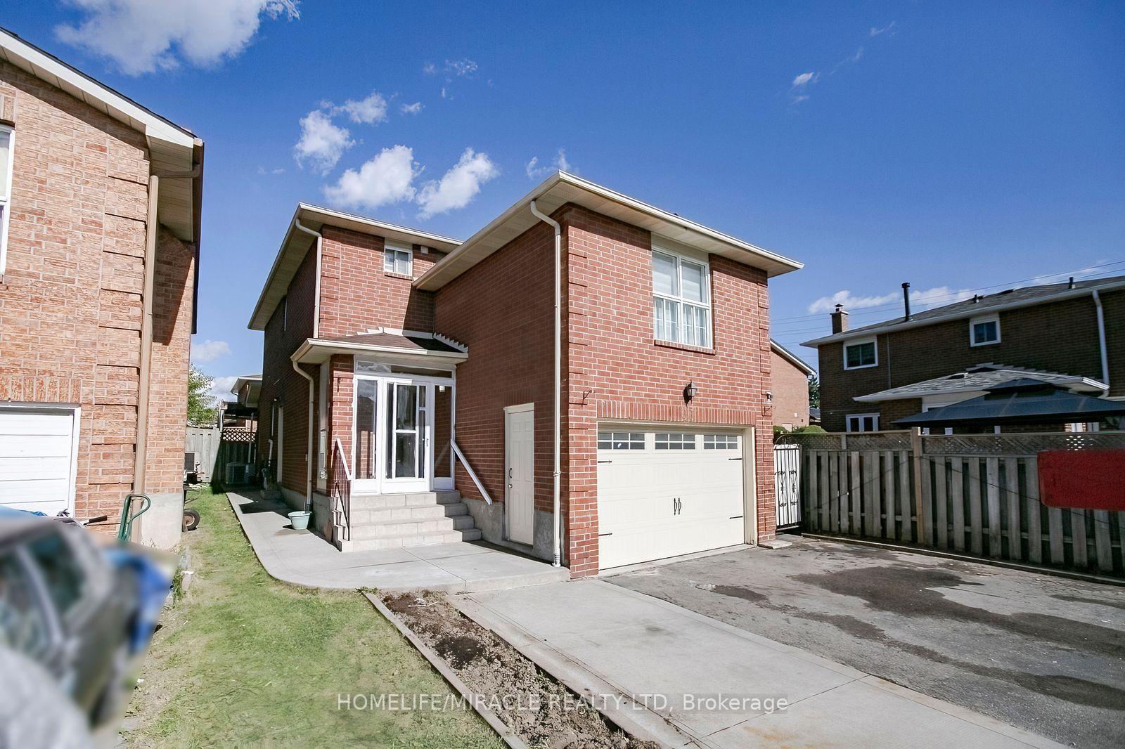 Photo 2 of 33 Adam Street, Brampton, Heart Lake West — HOMEH