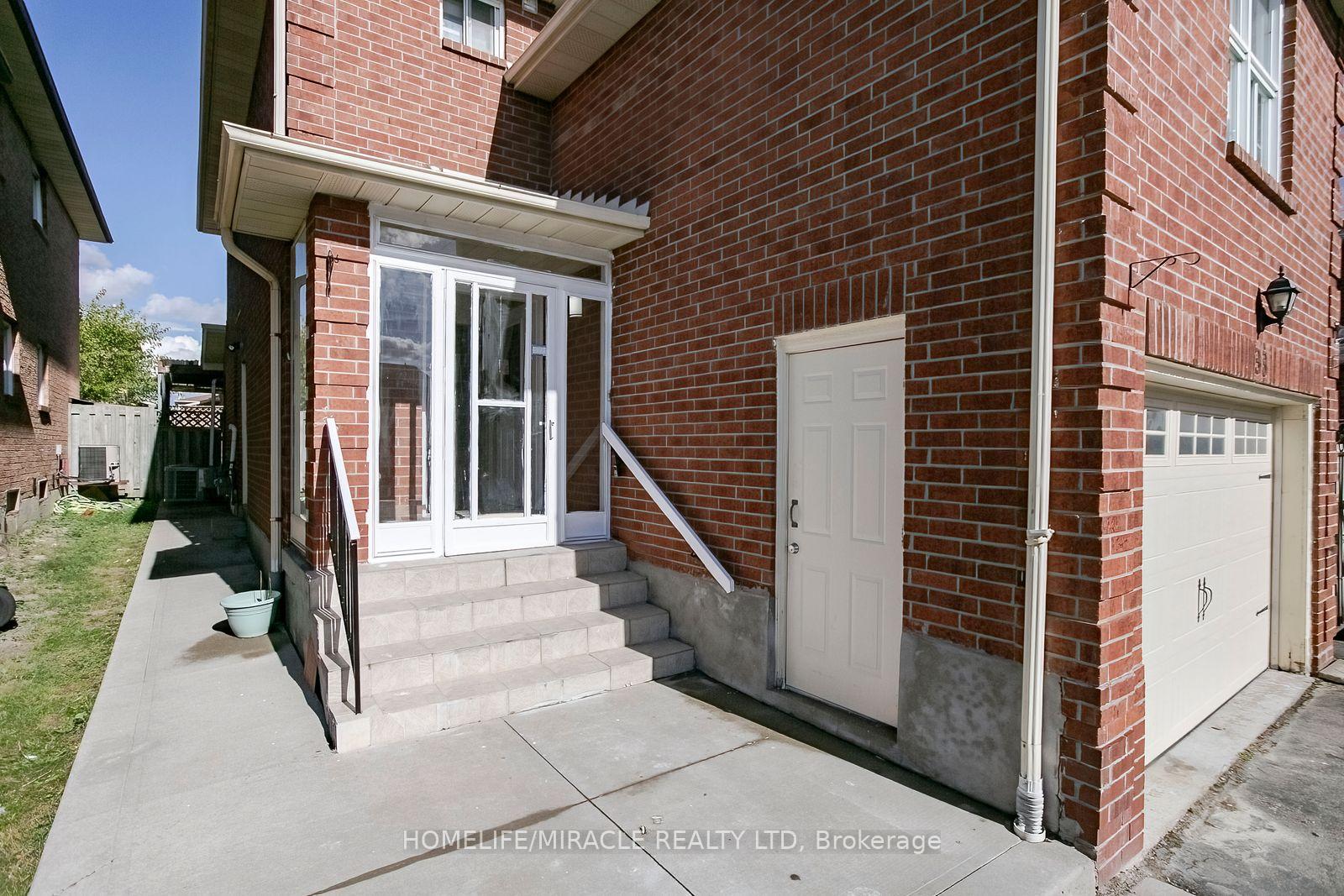 Photo 3 of 33 Adam Street, Brampton, Heart Lake West — HOMEH