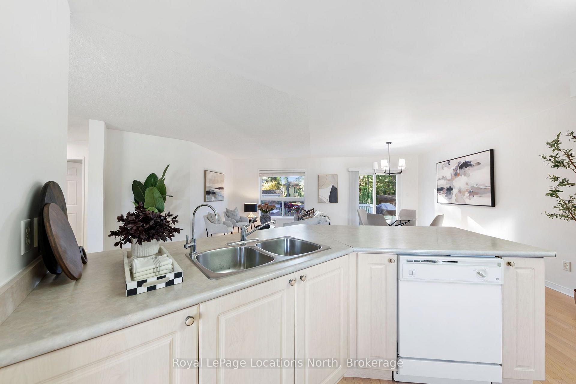 Photo 7 of 4 Trailwood Place, Wasaga Beach — HOMEH