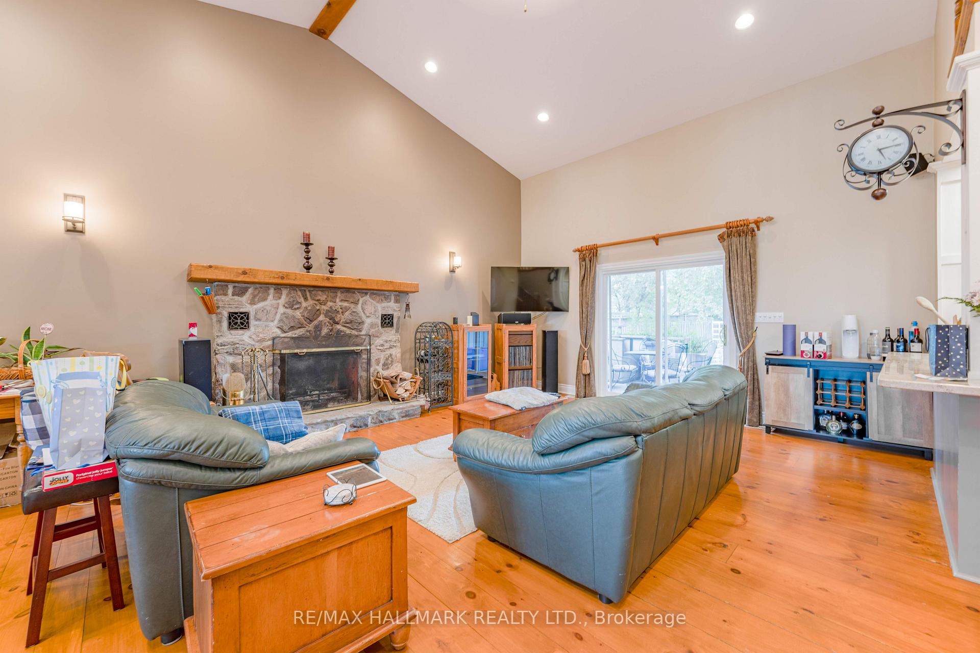 Photo 4 of 361 Lake Drive N, Georgina, Historic Lakeshore Communities — HOMEH