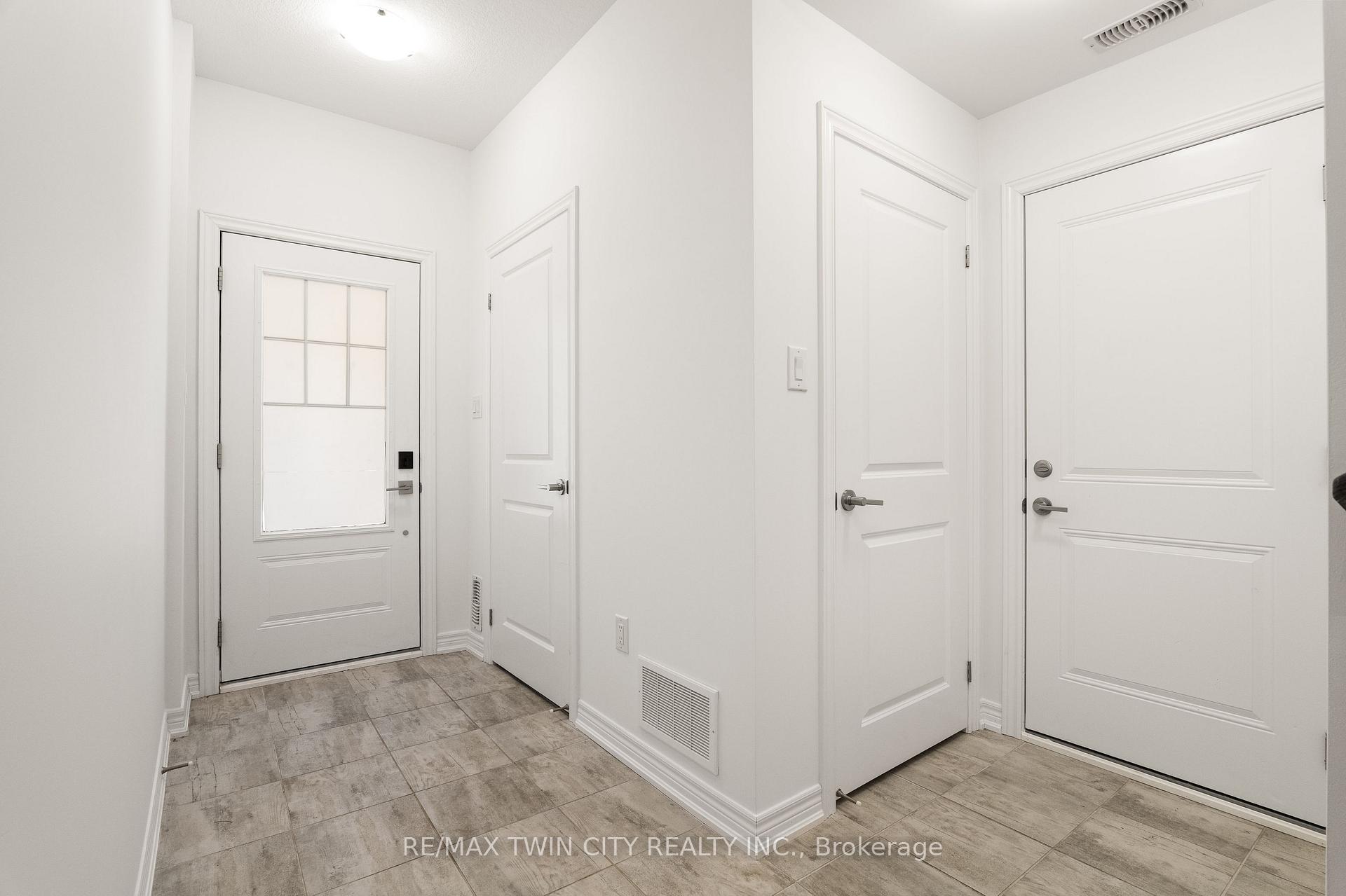 Photo 5 of Unit 129, 10 Birmingham Drive, Cambridge, Hagey — HOMEH