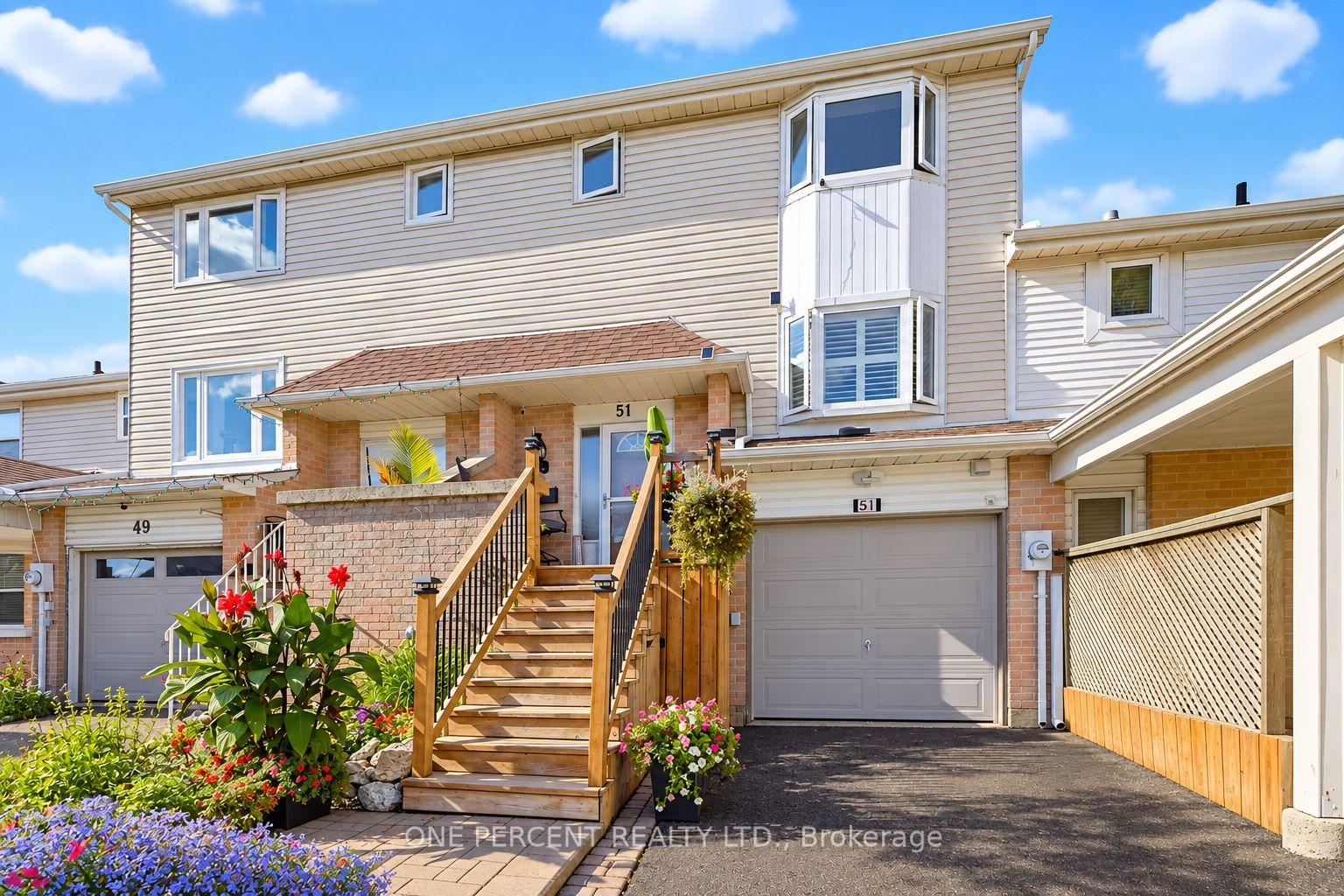 Photo 3 of 51 Courtleigh Square, Brampton, Heart Lake East — HOMEH