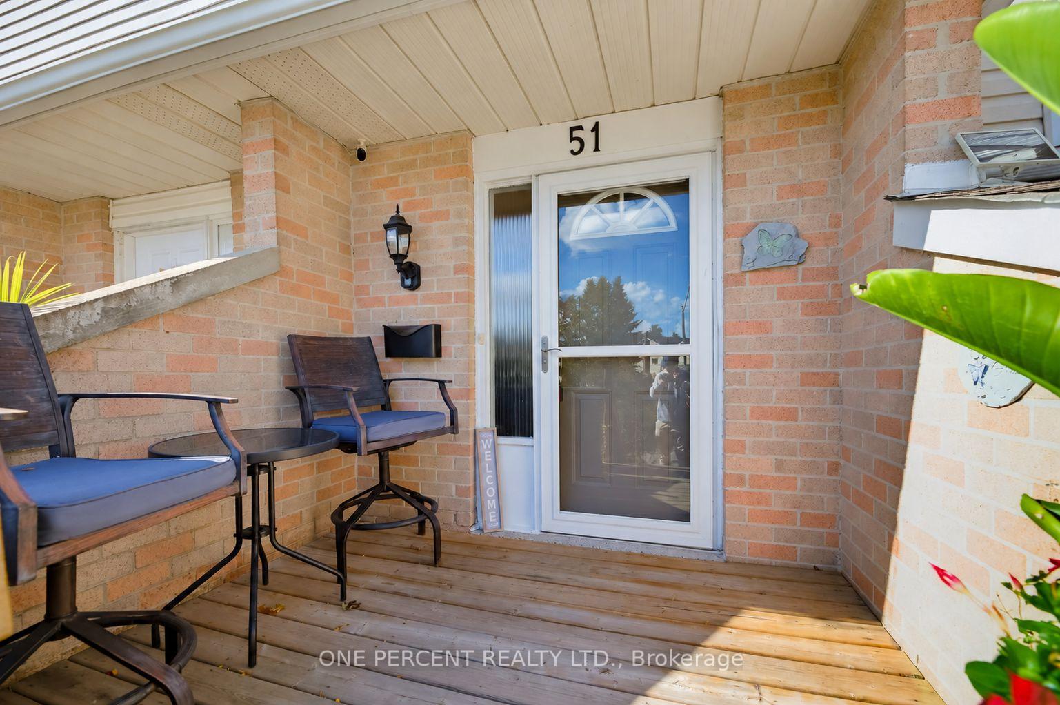 Photo 4 of 51 Courtleigh Square, Brampton, Heart Lake East — HOMEH