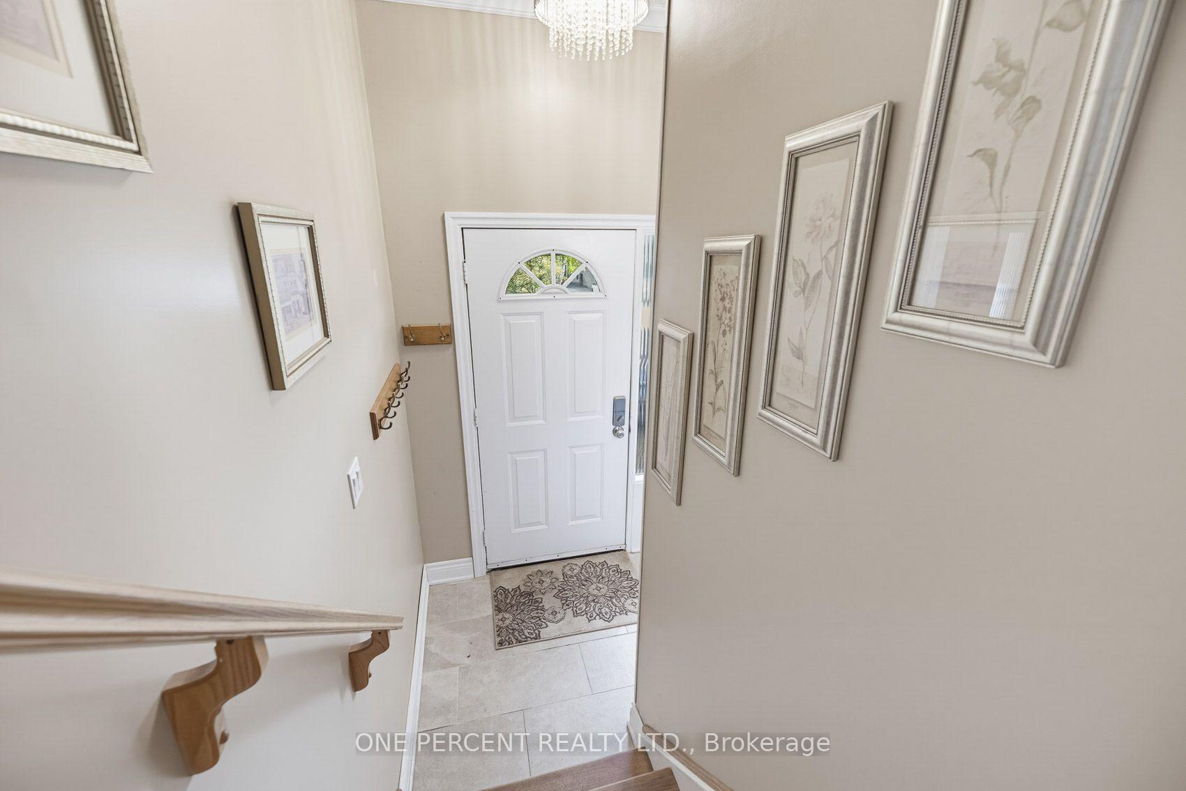 Photo 5 of 51 Courtleigh Square, Brampton, Heart Lake East — HOMEH