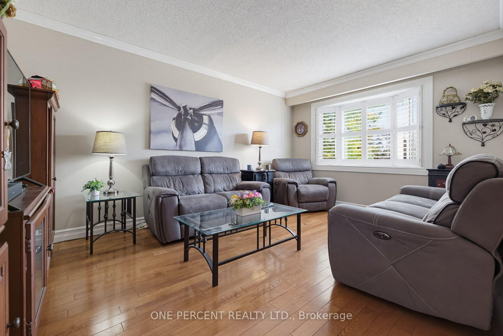 Photo 8 of 51 Courtleigh Square, Brampton, Heart Lake East — HOMEH
