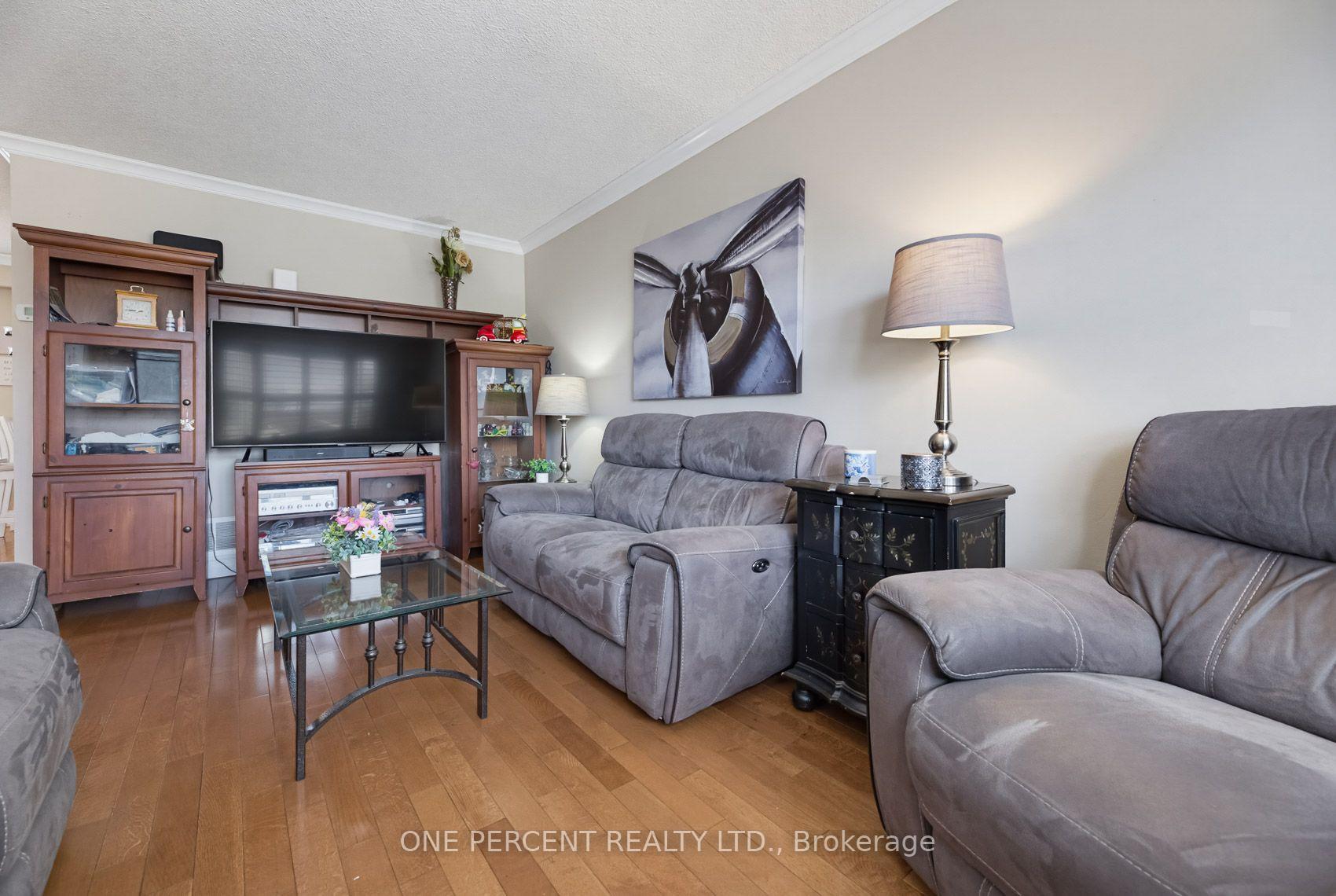 Photo 10 of 51 Courtleigh Square, Brampton, Heart Lake East — HOMEH