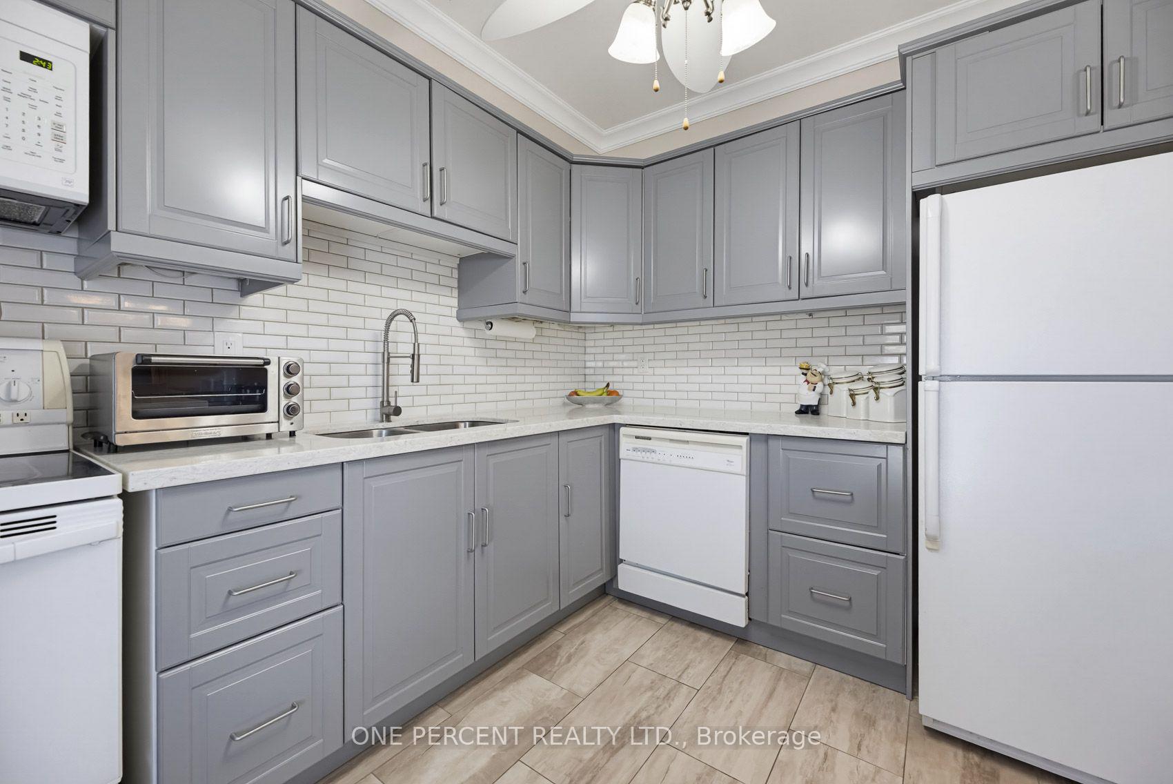 Photo 15 of 51 Courtleigh Square, Brampton, Heart Lake East — HOMEH