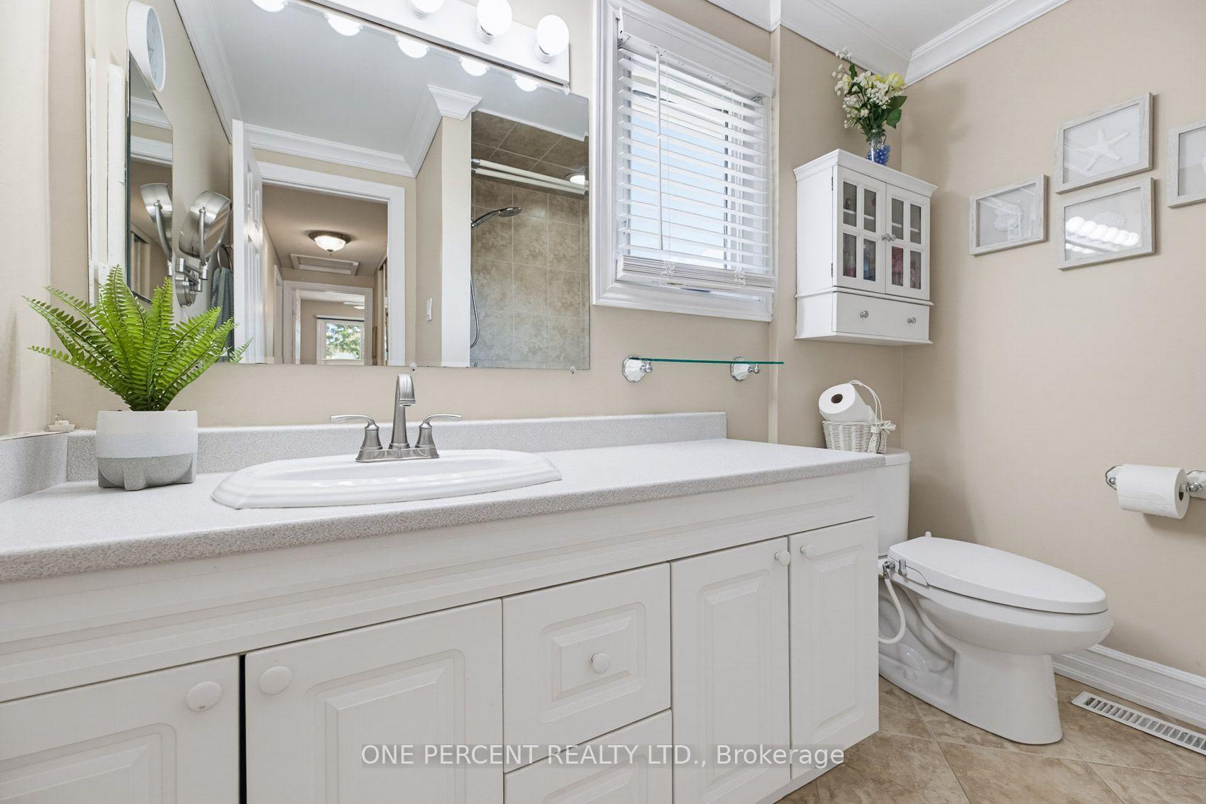 Photo 17 of 51 Courtleigh Square, Brampton, Heart Lake East — HOMEH